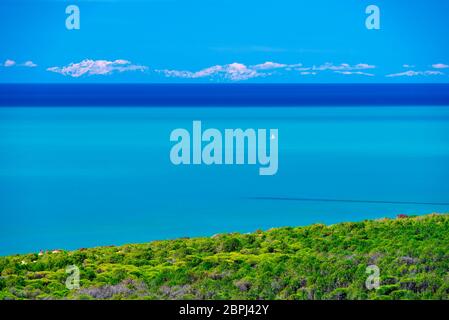 Die Berge der korsischen Insel, aufgenommen von Marina di Alberese, Uccellina Naturpark, an einem sehr klaren Morgen Stockfoto