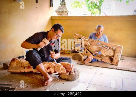 Ein mann macht Holzhandwerk auf Bali Island, Indonesien Stockfoto