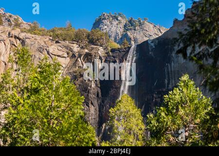 Blick auf den oberen Teil des Bridalveil Wasserfalls von unten im Yosemite Nationalpark, Kalifornien, USA Stockfoto