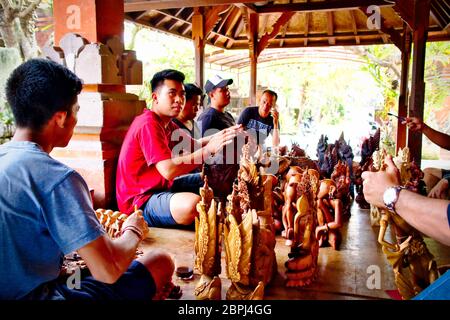 Ein mann macht Holzhandwerk auf Bali Island, Indonesien Stockfoto