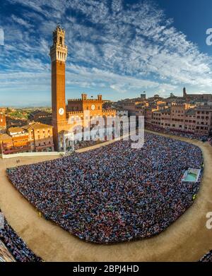 siena, piazza del campo voller Menschen, die während der palio-Tage vom Turm des palazzo sansedoni aus gesehen werden Stockfoto