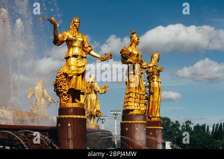 Moskau, Russland - 13. August 2018: vdnh Brunnen der Völkerfreundschaft. Stockfoto