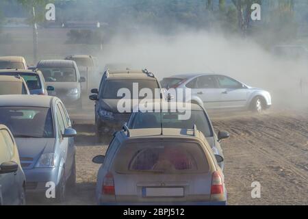 Staubigen Parkplatz Landschaft auf einem Feld mit vielen Staub bedeckt Autos am Abend mal in Süddeutschland Stockfoto