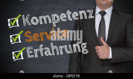 Kompetenz, Service, Erfahrung (in Deutsch Kompetenz, Service, Erfahrung) Konzept und Geschäftsmann mit Daumen nach oben. Stockfoto