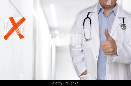 Kontrollkästchen Konzept und Arzt mit Daumen nach oben. Stockfoto