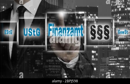 Finanzamt (Finanzamt) Konzept wird durch Geschäftsmann gezeigt. Stockfoto