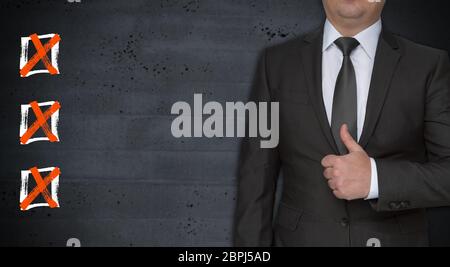 Kontrollkästchen Konzept und Geschäftsmann mit Daumen nach oben. Stockfoto