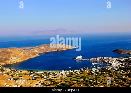 Griechenland, Insel Serifos, Blick auf Livadi, den Hafen von Serifos. Stockfoto