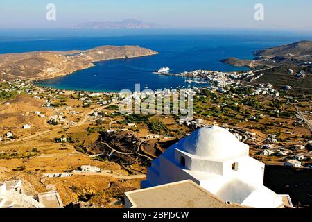 Griechenland, Insel Serifos, Blick auf die christlich-orthodoxe Kirche mit Livadi, im Hintergrund der Hafen der Insel Serifos. Stockfoto