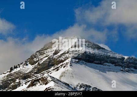 Nahaufnahme eines felsigen Berggipfens mit Schnee im ländlichen Alberta Kanada. Stockfoto