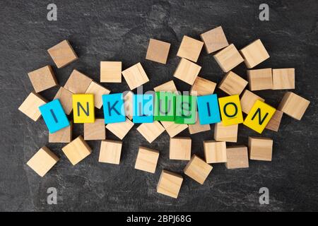 Konzept: Förderung bedeutet die Aufnahme mit bunten Spielzeug Buchstaben und Holzwürfel auf dunklem Hintergrund Stockfoto