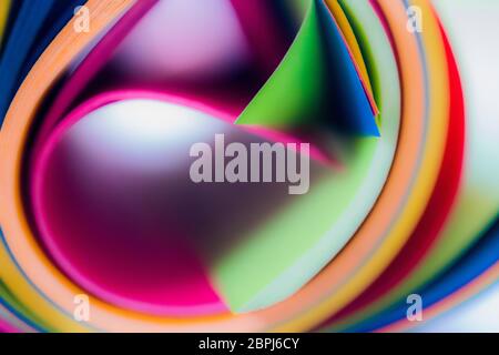 Farbiges Bastelpapier, das zu Locken gerollt wird Stockfoto