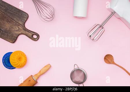 Werkzeuge und Utensilien zum Gurken und Backen auf rosa Hintergrund Stockfoto