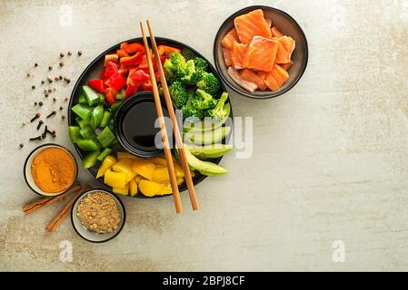 Kochen chinesischen gesunden Lebensmitteln mit Lachs Steak Sojasoße und gemischtem Gemüse. Gesundes Kochkonzept Stockfoto