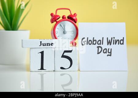 Global Wind Day 15 fünfzehnten juni Monat Kalender Konzept auf Holzblöcke. Nahaufnahme. Stockfoto