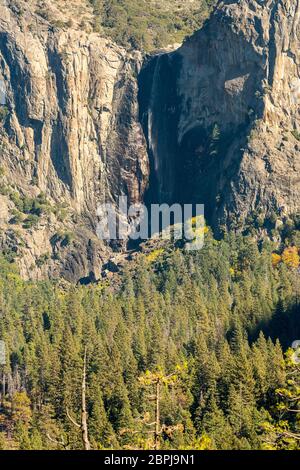 Blick auf die Bridalveil Falls vom Tunnel View Point im Yosemite Nationalpark, Kalifornien, USA Stockfoto