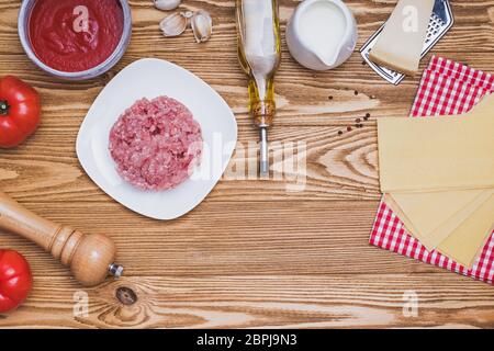 Hackfleisch, Pasta, Käse, Tomaten und andere auf Holztisch, Draufsicht. Stockfoto