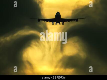 Die Turbulenz der Wolken durch das Flugzeug während des Fluges nach links. Stockfoto