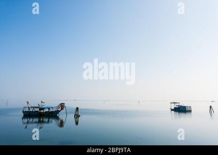 Angelboote/Fischerboote in Po River Lagune, Italien. Italienische Landschaft. Minimal Wasser panorama Stockfoto