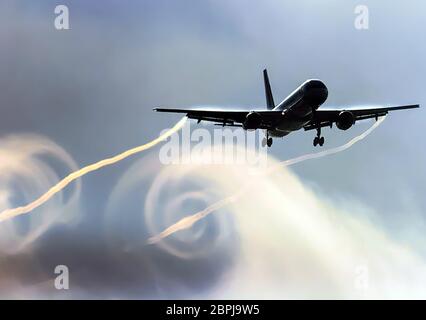 Die Turbulenz der Wolken durch das Flugzeug während des Fluges nach links. Stockfoto