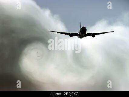 Die Turbulenz der Wolken durch das Flugzeug während des Fluges nach links. Stockfoto