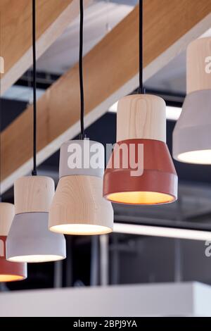 Lichtdetails in einem modernen britischen Bürogebäude. Niederlassung in Großbritannien, London, Großbritannien. Architekt: IOR, 2019. Stockfoto