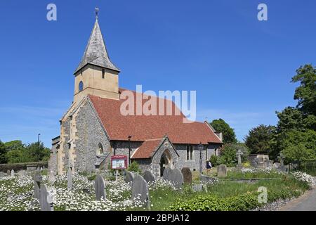 All Saints Church, Sanderstead, South Croydon, Surrey, Großbritannien. Traditionelles Feuersteinkirchliches Gebäude aus dem Jahr 1230 Stockfoto