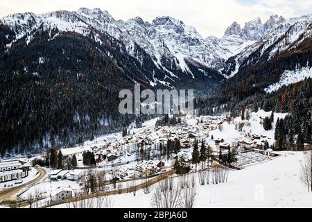 San Martino di Castrozza Resort bei Tageslicht. Berge mit Schnee bedeckt. Trentino, Italien Stockfoto