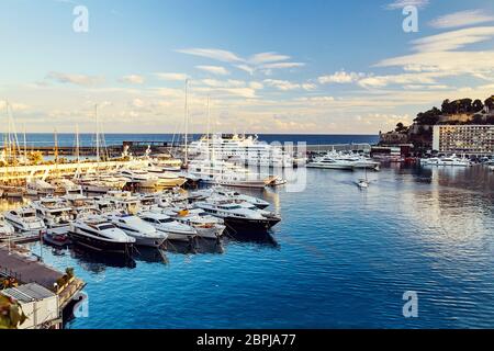 Monaco Hafen bei Sonnenuntergang. Geparkte Yachten im Vordergrund Stockfoto