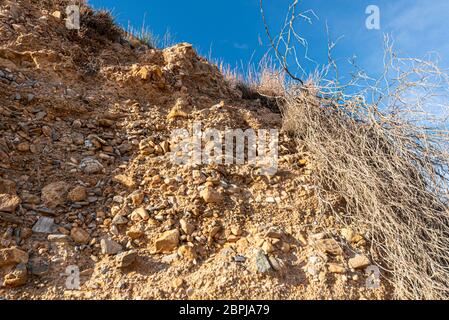 Klippenerosion an Playa del Mojón, Puerto de Mazarron, Costa Calida, Spanien, an der Mittelmeerküste Stockfoto