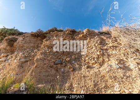 Klippenerosion an Playa del Mojón, Puerto de Mazarron, Costa Calida, Spanien, an der Mittelmeerküste Stockfoto