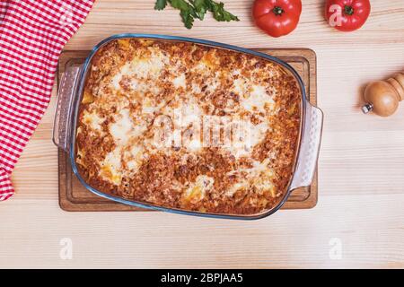 Köstliche traditionelle italienische Lasagne mit Hackfleisch Bolognese Sauce auf Holztisch gemacht Stockfoto