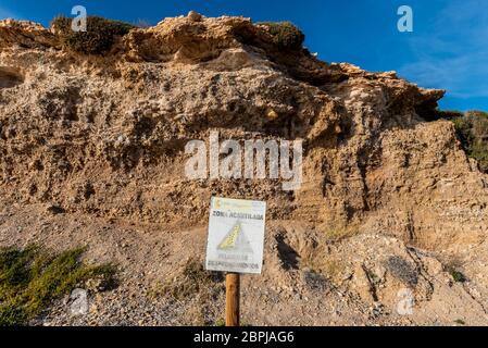 Klippenerosion an Playa del Mojón, Puerto de Mazarron, Costa Calida, Spanien, an der Mittelmeerküste Stockfoto