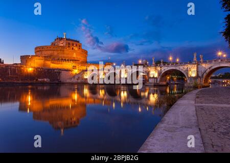 Castel und Ponte Sant Angelo über dem Fluss Tiber in der Abenddämmerung, Rom, Latium, Italien Stockfoto