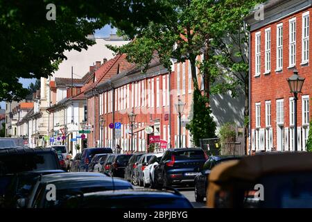 Potsdam, Deutschland. Mai 2020. Autos stehen dicht beieinander vor den Häusern in der Gutenbergstraße im Niederländischen Viertel. Quelle: Soeren stache/dpa-Zentralbild/ZB/dpa/Alamy Live News Stockfoto