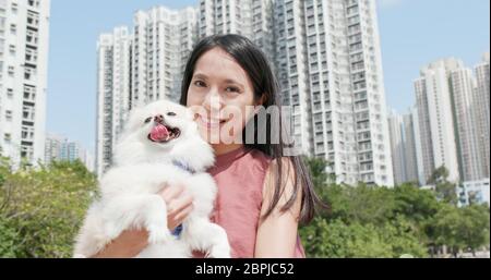 Frau umarmt mit ihrem Hund im Freien Stockfoto