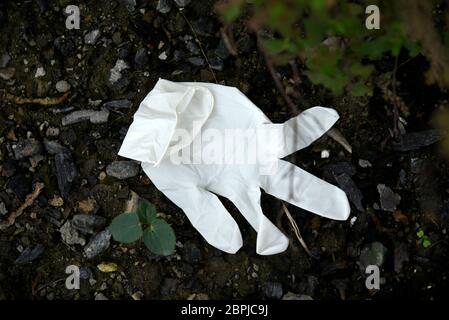 Guwahati, Assam, Indien. Mai 2020. Ein ausrangiertes Einweghandschuh liegt inmitten der neuartigen Coronavirus-Pandemie auf einer Straße in Guwahati. Kredit: David Talukdar/ZUMA Wire/Alamy Live News Stockfoto