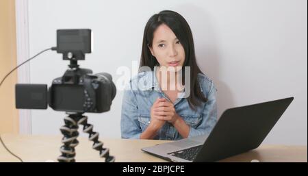 Frau, die vor der Kamera spricht, um Vlog zu machen Stockfoto