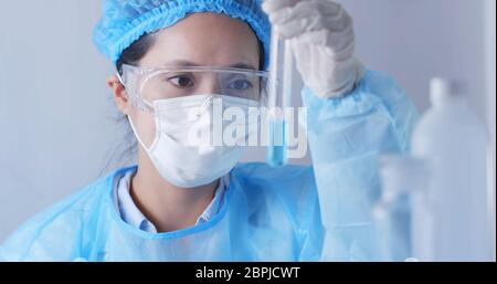 Ärztin Analyse der Flüssigkeit im Reagenzglas Stockfoto