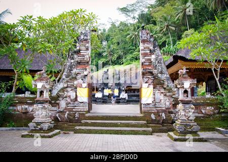 Pura Gunung Kawi Tempel in Ubud, Bali Insel, Indonesien. Antike geschnitzt in den steinernen Tempel mit königlichen Gräbern. Stockfoto