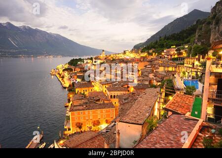 Schöner Abend in Limone sul Garda am Gardasee, Lombardei, Italien. Stockfoto