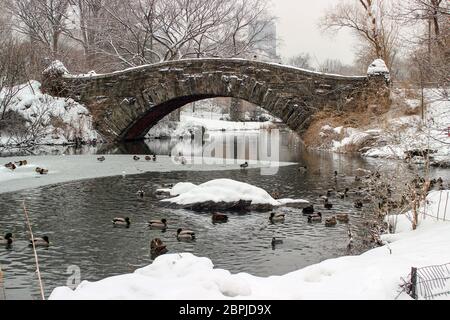 Gapstow Brücke über eisigen Teich an einem grauen Wintertag im Central Park, Manhattan, New York City, Vereinigte Staaten von Amerika Stockfoto