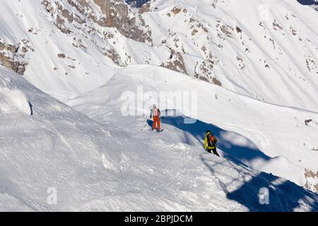 Skifahren, Skifahrer, freie Fahrt im frischen Pulverschnee - Mann mit Skiern klettert nach oben Stockfoto