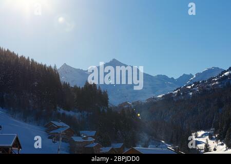 Verschneite Häuschen an der Französischen Alpen, Les 3 Vallees. Berge Ski Resort. Malerische Aussicht auf die Berge im Winter Stockfoto