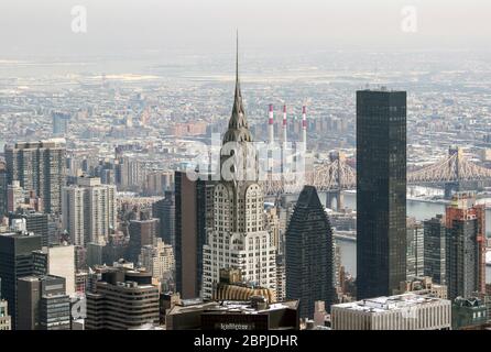 Luftaufnahme der Wolkenkratzer von Midtown Manhattan, des berühmten Chrysler Building in der Mitte und des Trump World Tower auf der rechten Seite in New York City, USA Stockfoto