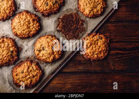 Hausgemachte Oatmeal Cookies mit Rosinen auf Pergamentpapier. Blick von oben. Stockfoto