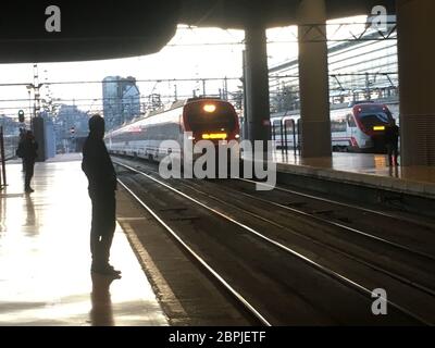 Pendlerbahn am Bahnhof Puerta de Atocha Stockfoto