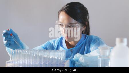 Ärztin Analyse der Flüssigkeit im Reagenzglas Stockfoto