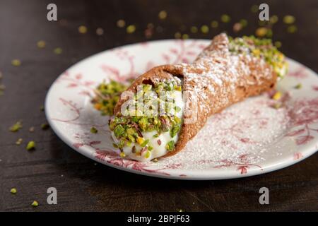 Hausgemachte süße Cannoli gefüllt mit Ricotta-Creme und einem sizilianischen Pistazien-Dessert. Sizilianischer italienischer Kuchen. Isoliertes Bild Stockfoto