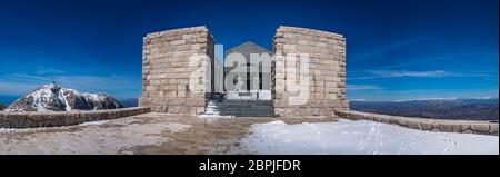 Mt Lovcen, Montenegro - April 2018: Panoramablick auf die zwei große Statuen bewacht den Eingang des Njegos Mausoleum auf dem Berg Lovcen Stockfoto